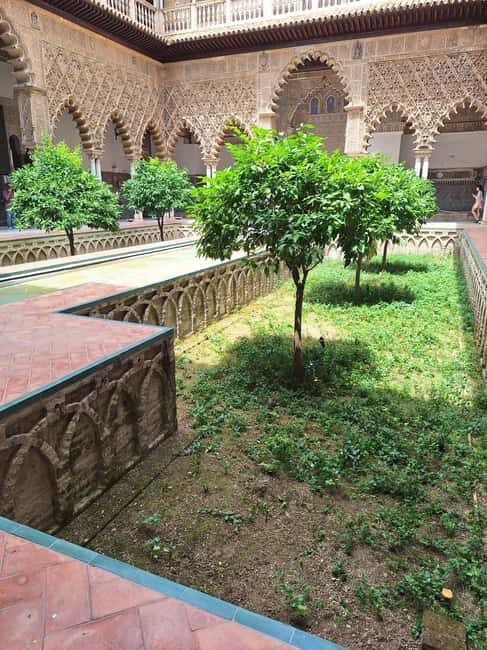 Seville: Guided tour of the Alcazar, Cathedral, and Giralda. Max 16 people - FAQ