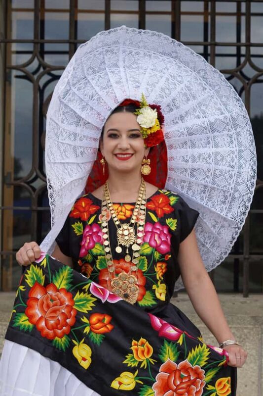 Show off your beauty wearing a typical Oaxacan costume + photo session - An in-depth look at the experience