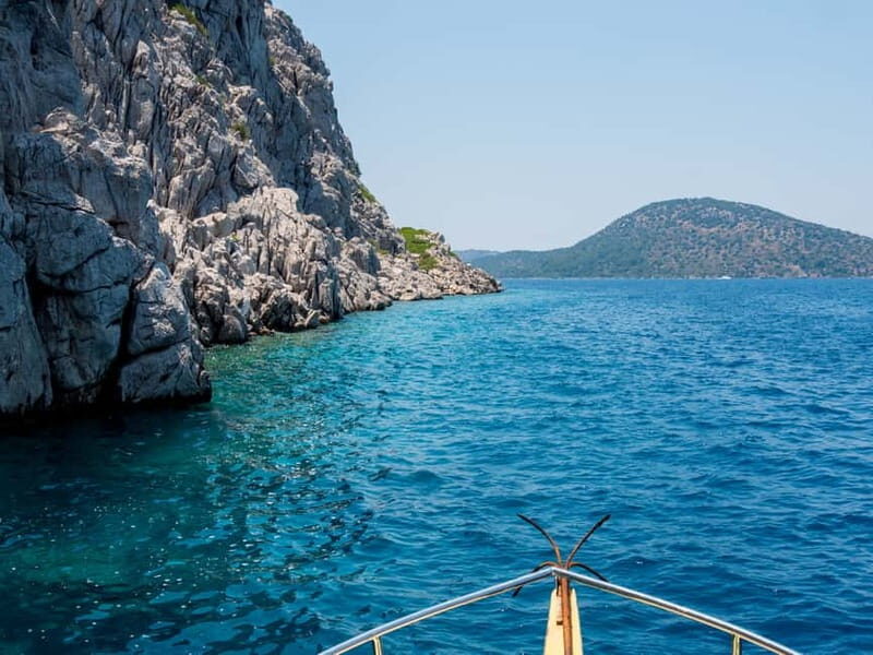 Side: Dolphins Island Cruise with Swimming Stops and Lunch - Group Size and Atmosphere