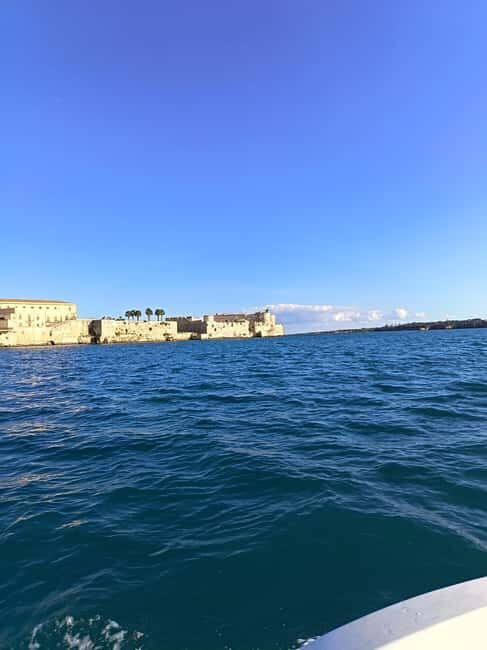 Siracusa: Christmas Boat Tour with "Spumante and Pandoro" - The Festive Touch: Spumante and Pandoro