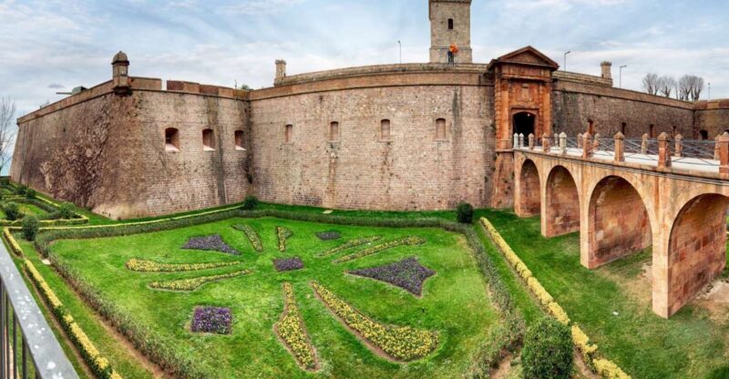 Skip-the-line Montjuïc Castle Tour with a Cable Car Ride - The Atmosphere and Experience