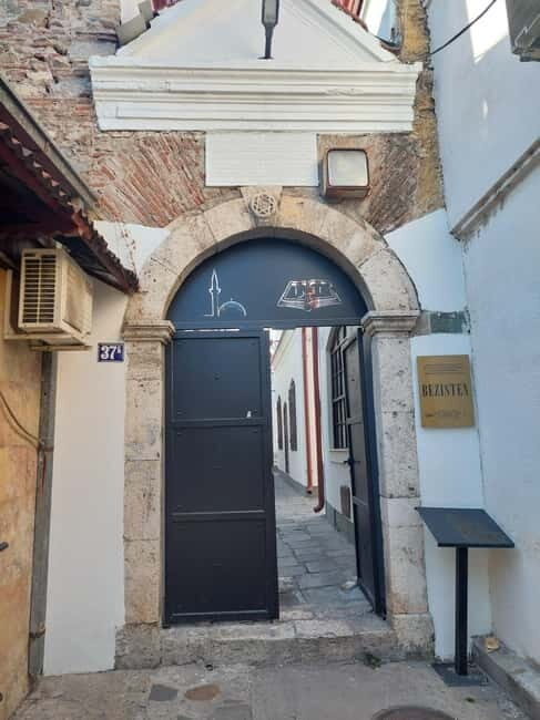 Skopje: Old town walking tour & Food tasting - Key Points