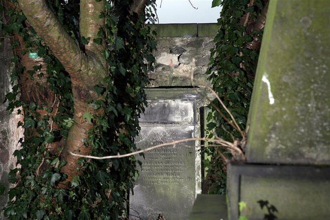 Small Group Edinburgh Underground Vaults & Graveyard Ghost Tour - The Group Size and Atmosphere
