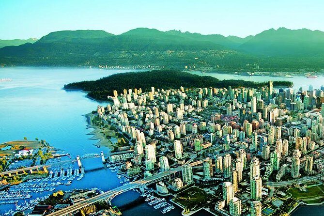 Small Group Tour: Vancouver Sightseeing and Capilano Suspension Bridge - The Guide Experience and Tour Dynamics