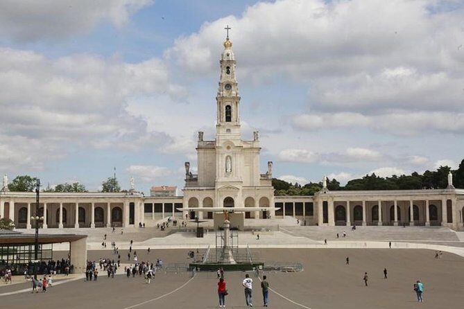 SMALL GROUP(2-6pax) Lisbon to Obidos+Fatima+Nazare) PRIVATE TOUR - Exploring the Lisbon to Obidos, Fatima, and Nazaré Private Tour: A Genuine Look