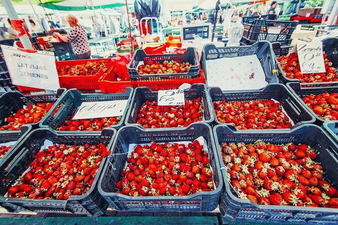 Snacks and bites in Vilnius local market - An In-Depth Look at the Market Tour Experience