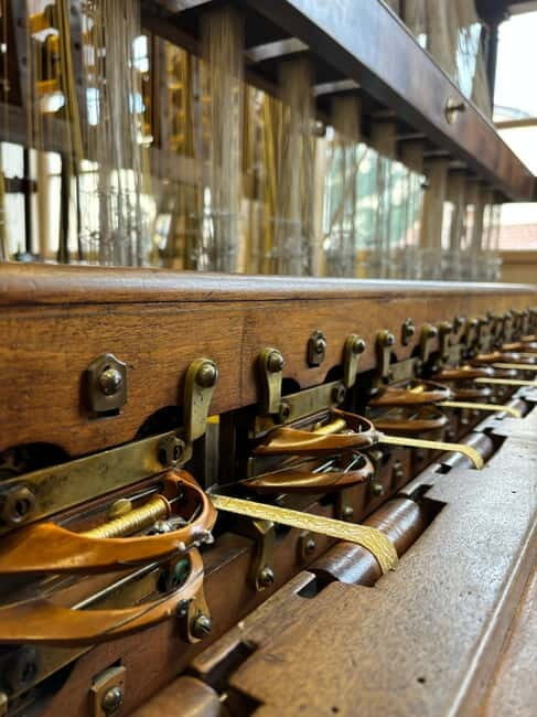 Soierie Vivante's weaving workshops : tours and demos - A Closer Look at the Experience