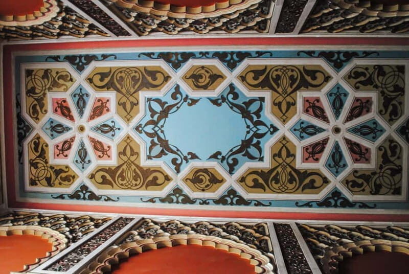 Sololaki - Urban Legends Walk of Bourgeoisie & Haunted Flats - The Legends and Stories