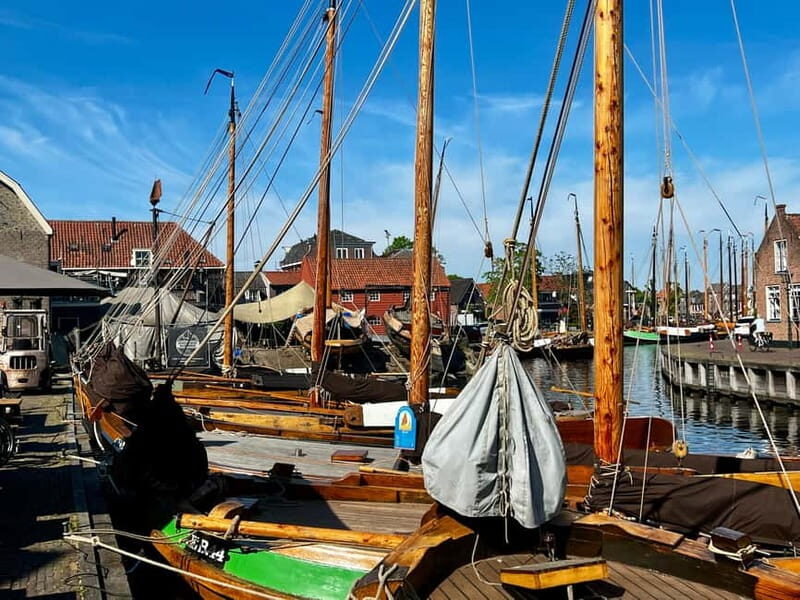 Spakenburg: Guided Walking Tour of the Historic Center - Walking Through the Historic Center