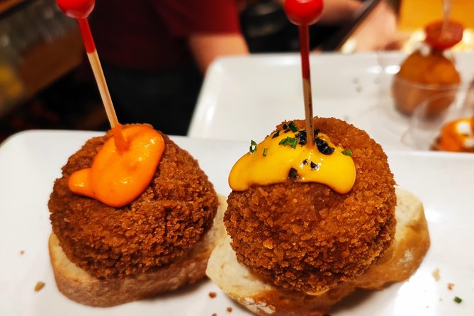 Spanish Wine and Tapas Tour in a Local Neighborhood in Barcelona - Itinerary Breakdown: Meeting Point to Poble Sec