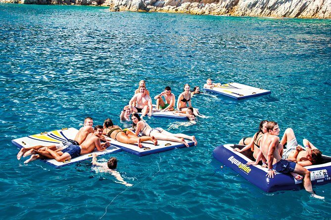 Special tour for groups sailing along the Costa Brava in a big catamaran. Food and drinks included. - The Balance of Value and Experience