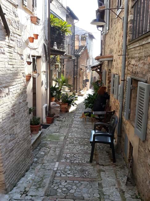 Spello: a rhyming treasure hunt. You'll get to know the old town while having fun - The Guide and Group Size