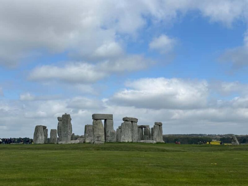 Stonehenge and Avebury stone circles. Guided tours - Exploring the Past: A Guide to the Stonehenge and Avebury Guided Tour