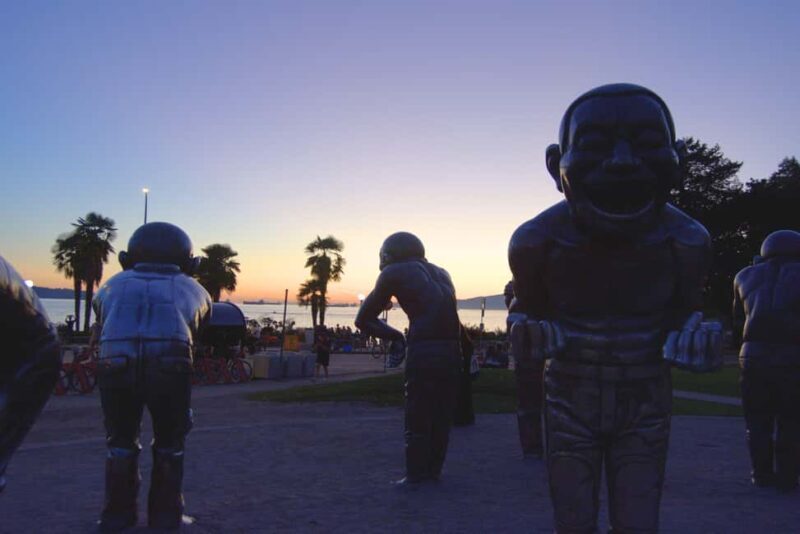 Sunset Bus Tour: Stanley Park & English Bay Photostops - The Guide Experience: Knowledge and Charm