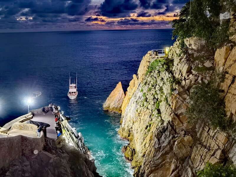 .Sunset High Cliff Divers Exhibition with Different Options, - Who Should Consider This Tour?