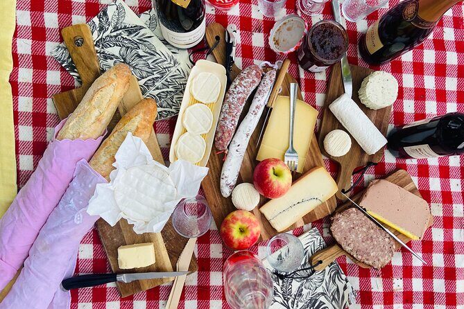 Sunset Picnic with View of Eiffel Tower and Live Music - What to Expect from this Sunset Picnic Experience