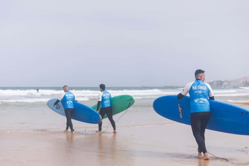 Surfboard rental + wetsuit + 1 surf lesson - Key Points