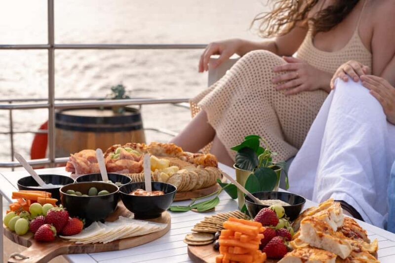 Sydney: Golden Glow Sunset Harbour Cruise with 1 Drink - Key Points