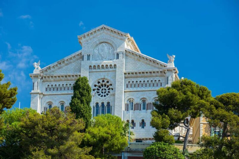 Take a 2-hour stroll to Monaco - Key Points