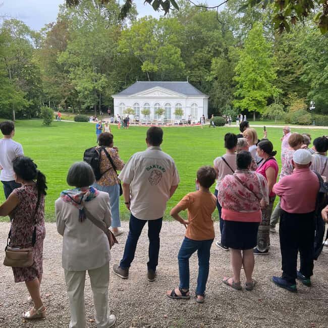 Take a self-guided tour of the Maison Caillebotte with tablets - Exploring the Maison Caillebotte with a Self-Guided Tablet Tour