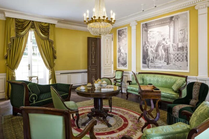 Take a self-guided tour of the Maison Caillebotte with tablets - A Closer Look at the Experience