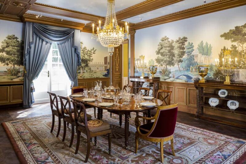 Take a self-guided tour of the Maison Caillebotte with tablets - The Interactive Tablet Experience