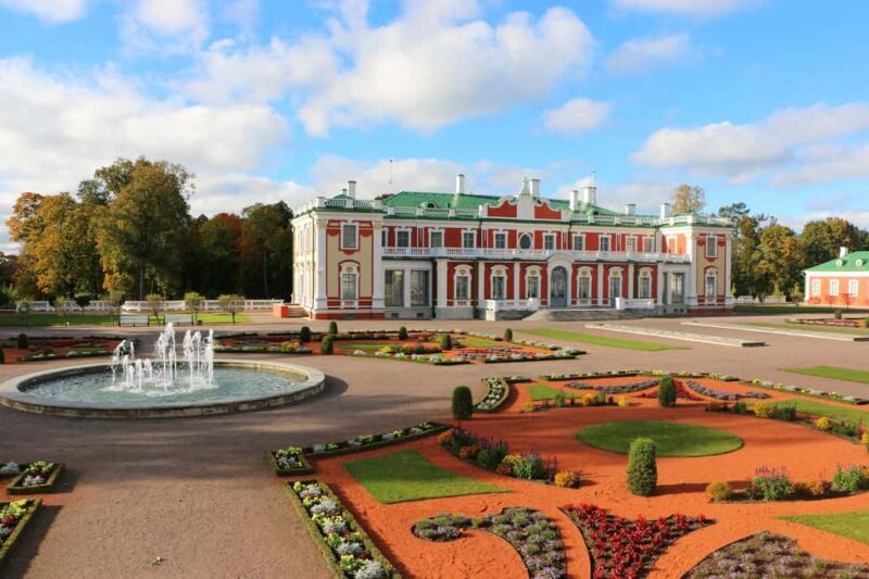 Tallinn Classic: Old Town and Kadriorg District Guided Tour - Key Points