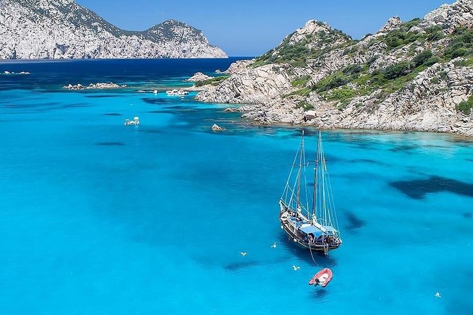 Tavolara Boat Tour and Snorkeling - Guides and onboard atmosphere: what makes it feel personal