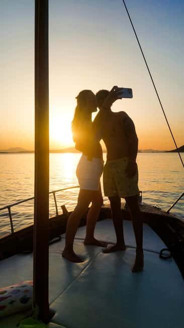 Tavolara: Sunset Aperitif Tour with Drinks and local snacks - Key Points