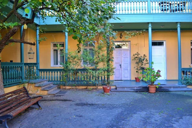 Tbilisi: Mystical Sololaki District and Vera Cemetery Tour - The Atmosphere and Experience