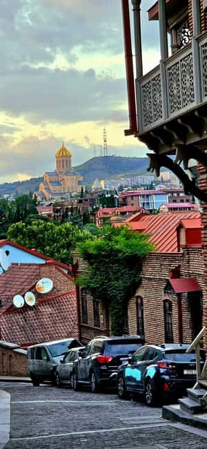 Tbilisi: Private Old Town & Sololaki Walking Tour with Lunch - Key Points