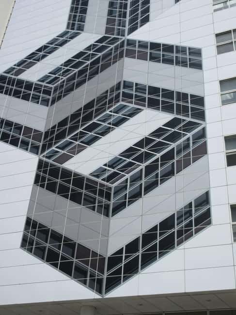 The Hague: a guided tour in French, mixing Street Art and History - Who Should Consider This Tour?