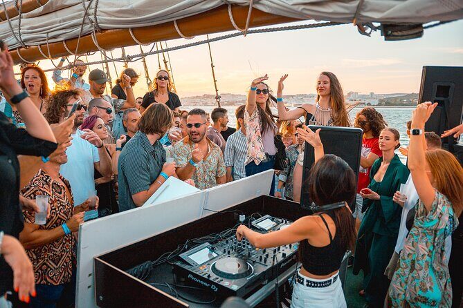 The Lisbon Boat Party / Amazing sunset sailing tour - FAQ