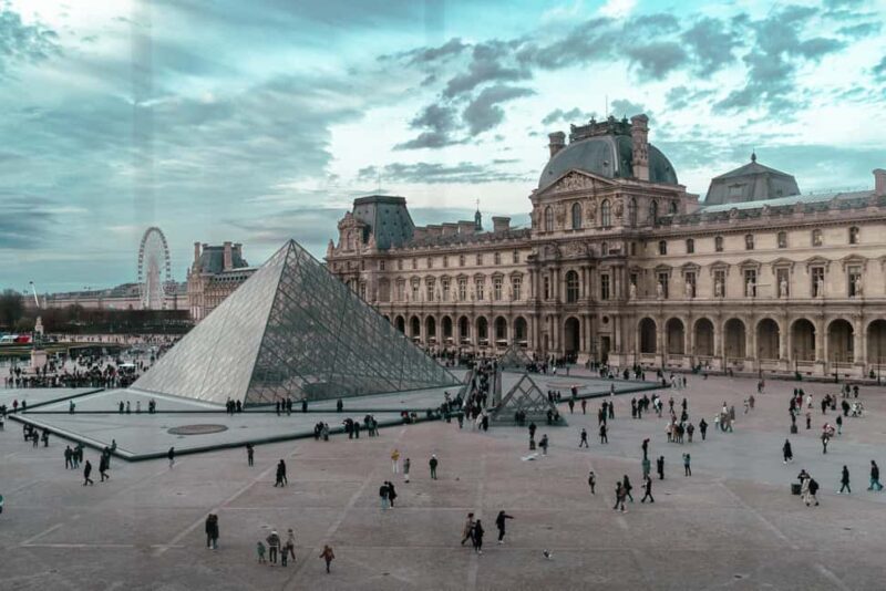 The Louvre Museum - PRIVATE TOUR - Entering the Museum