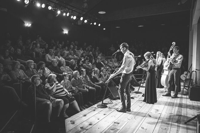 The Petersens at The Little Opry Theatre in Branson - Wrapping It Up