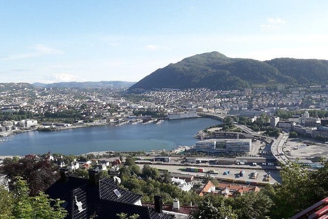Three-summit hike in Bergen - Stopping at Brushytten - A Taste of History and Comfort