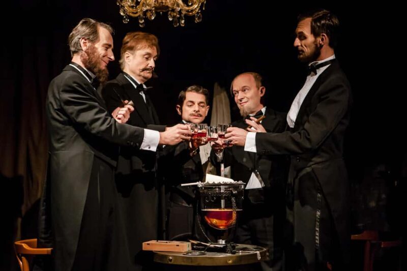 Ticket for the comedy "Die Feuerzangenbowle" at the COMÖDIE Dresden - Key Points