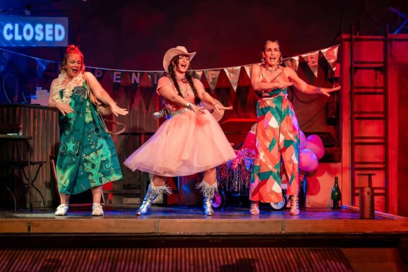 Ticket for the karaoke comedy "Tussitrip" at COMÖDIE Dresden - Key Points