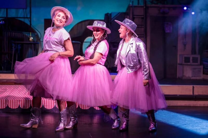 Ticket for the karaoke comedy "Tussitrip" at COMÖDIE Dresden - Who Should Consider This Experience?