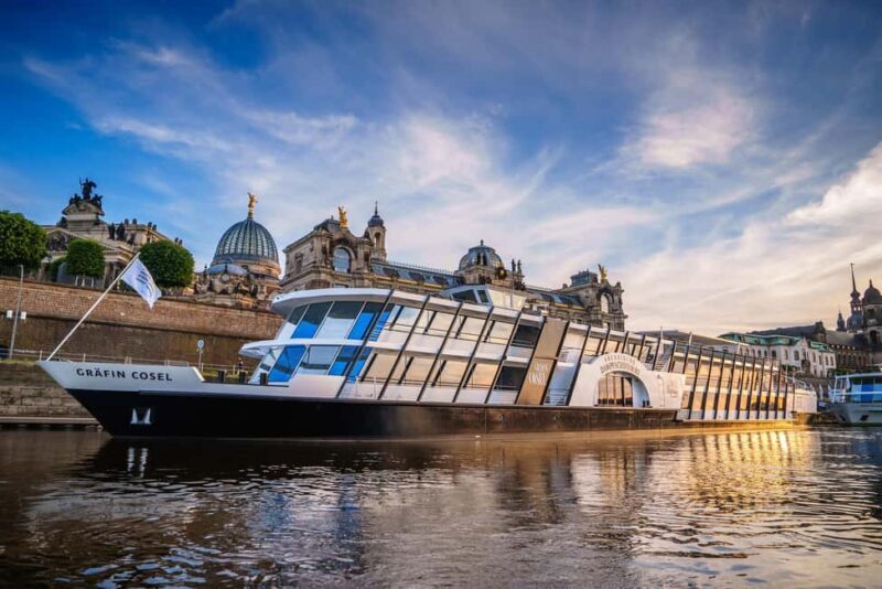 Time travel on the Elbe in Dresden - History of steamboat travel - An Overview of the Experience