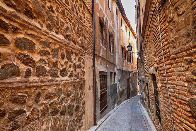 Toledo Scavenger Hunt and Highlights Self-Guided Tour - Key Points