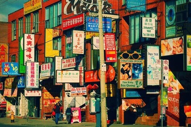 Toronto Must-See Attractions Walking Tour With A Guide - An In-Depth Look at the Tour Experience