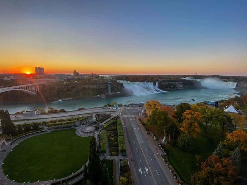 Niagara Falls from Toronto: Skip-the-Line Boat, Tower & JBF - Canadian maple syrup and chocolate at Maple Leaf Place
