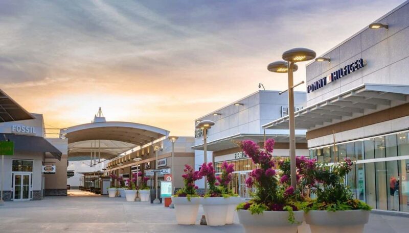 Toronto: Private Niagara Tour & Shopping at Niagara Outlet - Key Points