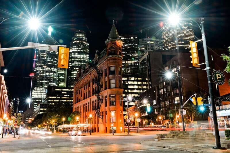 Toronto: Small Group Night Tour with Harbour Boat Cruise - Key Points