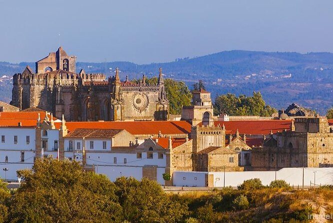 Tour/transfer Lisbon Porto or Porto Lisbon with 3 stops - Key Points