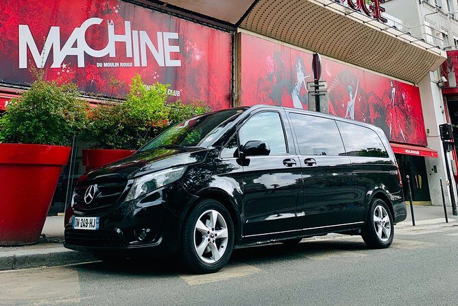 Tourist outing at the Moulin Rouge - Who Should Book This Private Transfer?