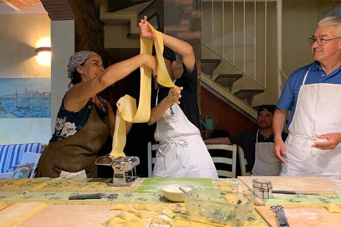 Traditional pasta rolling in an ancient Tuscan home - Key Points