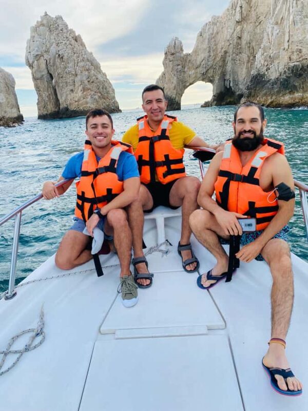 Traditional tour to the Arch of Cabo San Lucas. - Key Points