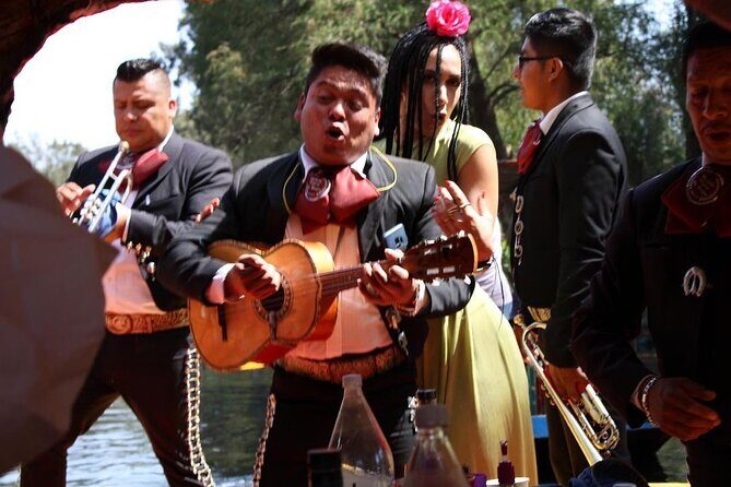 Trajinera ride in Xochimilco - What to Expect from the Trajinera Ride in Xochimilco